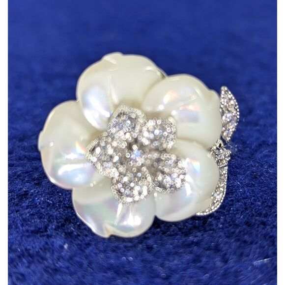 White Pearlescent Petals Rhinestone Center and Petal Ring Size 7.25 - Picture 8 of 10